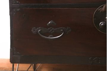 アンティーク家具　前面ケヤキ材　鉄脚リメイク　竹に雀　漆塗りがきれいな二本松箪笥ローボード(リビングボード、テレビボード)(R-042839)