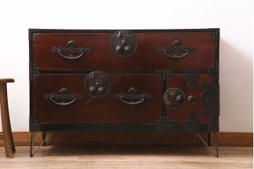 アンティーク家具　前面ケヤキ材　鉄脚リメイク　竹に雀　漆塗りがきれいな二本松箪笥ローボード(リビングボード、テレビボード)(R-042840)