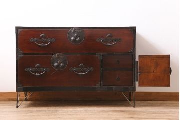 アンティーク家具　前面ケヤキ材　鉄脚リメイク　竹に雀　漆塗りがきれいな二本松箪笥ローボード(リビングボード、テレビボード)(R-042840)