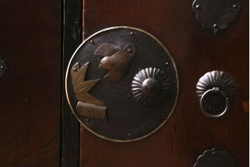 アンティーク家具　前面ケヤキ材　鉄脚リメイク　竹に雀　漆塗りがきれいな二本松箪笥ローボード(リビングボード、テレビボード)(R-042840)