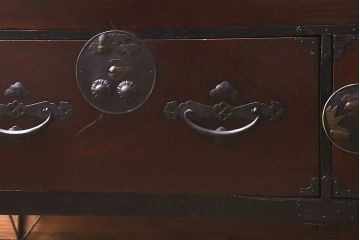 アンティーク家具　前面ケヤキ材　鉄脚リメイク　竹に雀　漆塗りがきれいな二本松箪笥ローボード(リビングボード、テレビボード)(R-042840)
