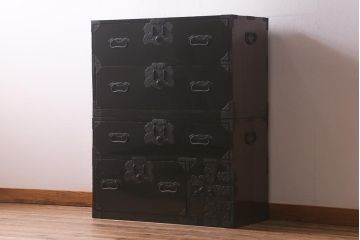 アンティーク家具　大正昭和初期　杉材　和の風格漂う黒漆塗りが魅力の庄内箪笥(時代箪笥、重ね箪笥、引き出し)(R-042845)