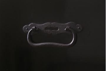アンティーク家具　大正昭和初期　杉材　和の風格漂う黒漆塗りが魅力の庄内箪笥(時代箪笥、重ね箪笥、引き出し)(R-042845)