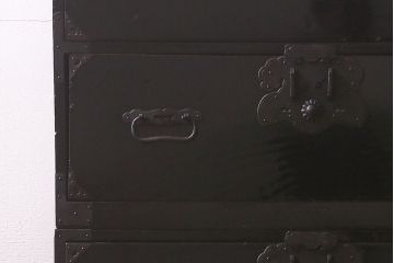 アンティーク家具　大正昭和初期　杉材　和の風格漂う黒漆塗りが魅力の庄内箪笥(時代箪笥、重ね箪笥、引き出し)(R-042845)