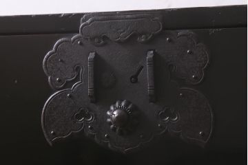 アンティーク家具　大正昭和初期　杉材　和の風格漂う黒漆塗りが魅力の庄内箪笥(時代箪笥、重ね箪笥、引き出し)(R-042845)