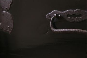 アンティーク家具　大正昭和初期　杉材　和の風格漂う黒漆塗りが魅力の庄内箪笥(時代箪笥、重ね箪笥、引き出し)(R-042845)