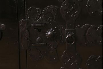 アンティーク家具　大正昭和初期　杉材　和の風格漂う黒漆塗りが魅力の庄内箪笥(時代箪笥、重ね箪笥、引き出し)(R-042845)