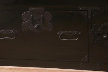 アンティーク家具　大正昭和初期　杉材　和の風格漂う黒漆塗りが魅力の庄内箪笥(時代箪笥、重ね箪笥、引き出し)(R-042845)