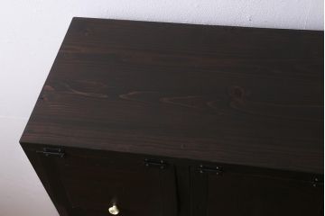 ラフジュ工房オリジナル　古材リメイク　モミの木　白い取っ手がレトロで可愛らしいパタパタ扉のマス目棚(収納棚、下駄箱)(R-042850)
