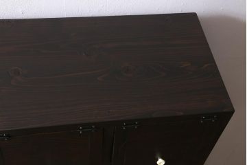 ラフジュ工房オリジナル　古材リメイク　モミの木　白い取っ手がレトロで可愛らしいパタパタ扉のマス目棚(収納棚、下駄箱)(R-042850)