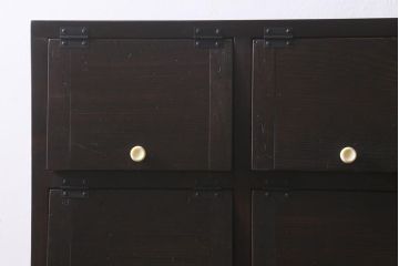 ラフジュ工房オリジナル　古材リメイク　モミの木　白い取っ手がレトロで可愛らしいパタパタ扉のマス目棚(収納棚、下駄箱)(R-042850)