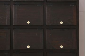 ラフジュ工房オリジナル　古材リメイク　モミの木　白い取っ手がレトロで可愛らしいパタパタ扉のマス目棚(収納棚、下駄箱)(R-042850)