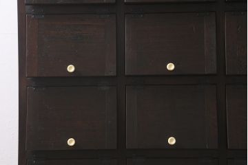 ラフジュ工房オリジナル　古材リメイク　モミの木　白い取っ手がレトロで可愛らしいパタパタ扉のマス目棚(収納棚、下駄箱)(R-042850)