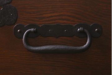 ラフジュ工房オリジナル　前板栗材　大正期　脚付き　古金具を使ったリメイクローボード(テレビ台、リビングボード、収納棚)(R-042854)