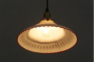 アンティーク照明　レトロ　ミルクガラス　赤縁フリルのペンダントライト(ランプシェード、天井照明)(R-042861)