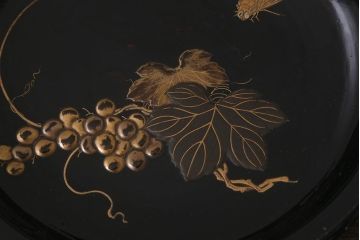 アンティーク雑貨　明治大正期　葡萄に蝿　蒔絵　木製菓子皿(漆器)(R-042864)