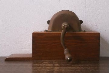 アンティーク雑貨　昭和レトロ　手廻式鰹節削器(古道具)(R-042867)