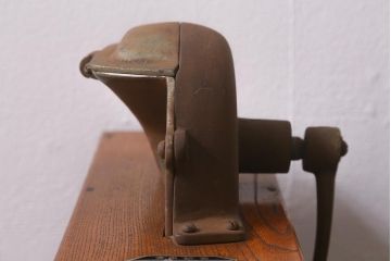 アンティーク雑貨　昭和レトロ　手廻式鰹節削器(古道具)(R-042867)