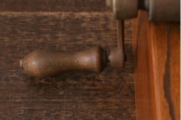 アンティーク雑貨　昭和レトロ　手廻式鰹節削器(古道具)(R-042867)