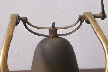 ヴィンテージ雑貨　イギリスビンテージ　真鍮・銅　牛のモチーフが目を引くドアベル(鐘)(R-042870)