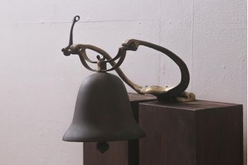 ヴィンテージ雑貨　イギリスビンテージ　真鍮・銅　牛のモチーフが目を引くドアベル(鐘)(R-042870)