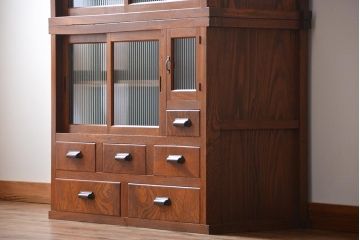 和製アンティーク　昭和初期　ケヤキ材　モールガラス　昭和レトロな雰囲気漂う重ね水屋箪笥(食器棚、カップボード、収納棚、リビングボード)(R-042873)