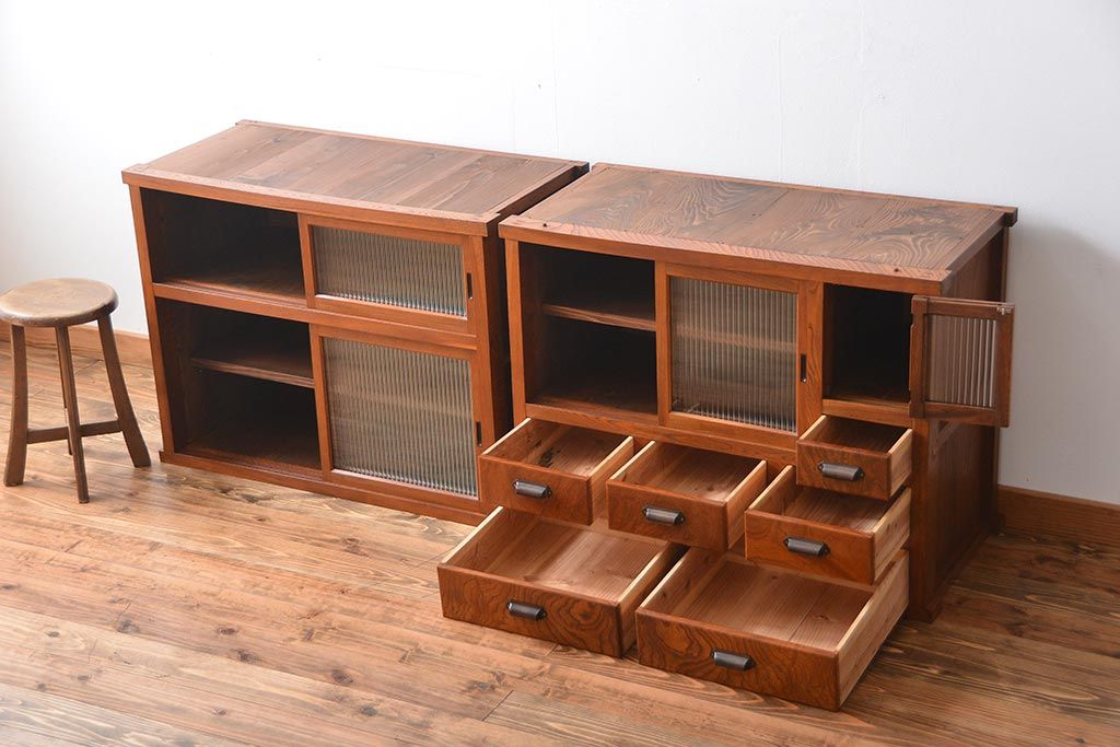 和製アンティーク　昭和初期　ケヤキ材　モールガラス　昭和レトロな雰囲気漂う重ね水屋箪笥(食器棚、カップボード、収納棚、リビングボード)(R-042873)