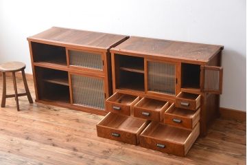 和製アンティーク　昭和初期　ケヤキ材　モールガラス　昭和レトロな雰囲気漂う重ね水屋箪笥(食器棚、カップボード、収納棚、リビングボード)(R-042873)