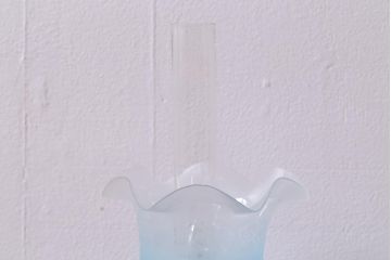 アンティーク照明　オイルランプリメイク　フリルガラス　ブルーのガラスがおしゃれなテーブルランプ(卓上照明)(R-042878)