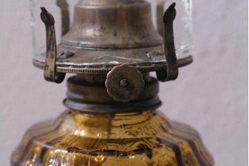 アンティーク照明　昭和初期　平芯・8分芯　アンバーガラスのレトロなオイルランプ(テーブルランプ、和ガラス)(R-042879)