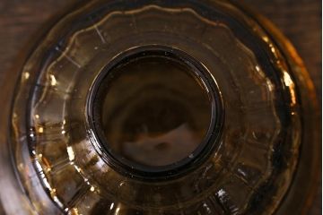 アンティーク照明　昭和初期　平芯・8分芯　アンバーガラスのレトロなオイルランプ(テーブルランプ、和ガラス)(R-042879)