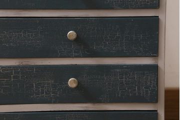 和製アンティーク　アンティークペイント　昭和中期　ユニセックスなデザインが魅力の小引き出し(小物収納)(R-042883)