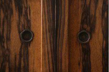 ヴィンテージ家具　和製ビンテージ　前面黒柿材　中桐材　上手物　黒い杢目が渋さ醸し出す茶箪笥(茶棚、飾り棚、戸棚、収納棚)(R-042885)