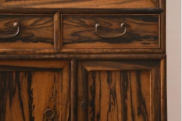 ヴィンテージ家具　和製ビンテージ　前面黒柿材　中桐材　上手物　黒い杢目が渋さ醸し出す茶箪笥(茶棚、飾り棚、戸棚、収納棚)(R-042885)