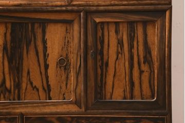 ヴィンテージ家具　和製ビンテージ　前面黒柿材　中桐材　上手物　黒い杢目が渋さ醸し出す茶箪笥(茶棚、飾り棚、戸棚、収納棚)(R-042885)