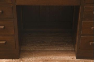 アンティーク家具　レトロ家具　ナラ材　薄型　ノスタルジックな雰囲気の両袖デスク(机、在宅ワーク、在宅用両袖机、在宅ワーク、在宅用ワークデスク、勉強机)(R-042886)