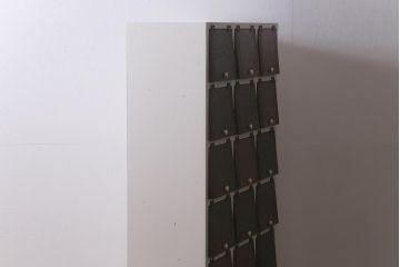 ラフジュ工房オリジナル　6×3マス　古材リメイク　モミの木　ホワイトのペイントが可愛らしいパタパタ扉のマス目棚(収納棚、下駄箱)(R-042892)