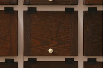 ラフジュ工房オリジナル　6×3マス　古材リメイク　モミの木　ホワイトのペイントが可愛らしいパタパタ扉のマス目棚(収納棚、下駄箱)(R-042892)