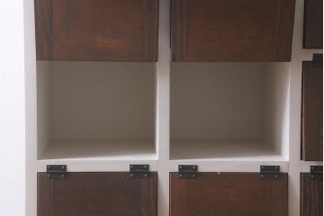 ラフジュ工房オリジナル　6×3マス　古材リメイク　モミの木　ホワイトのペイントが可愛らしいパタパタ扉のマス目棚(収納棚、下駄箱)(R-042892)