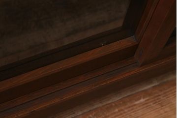 アンティーク家具　脚付きリメイク　ヒノキ材　4枚引き戸の6尺水屋サイドボード(水屋箪笥、戸棚、収納棚)(R-042906)