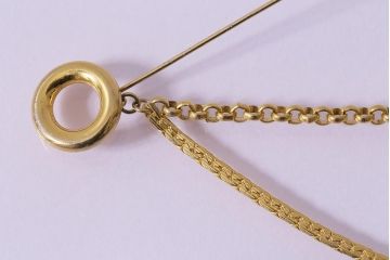 ヴィンテージアクセサリー　シンプルで上品なチェーンのブローチ(ピンブローチ、ビンテージ)(R-042918)