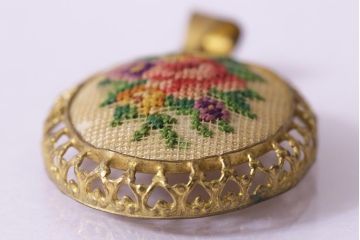 ヴィンテージアクセサリー　オーストリア　プチポワン(ニードルポイント、ビンテージ)　花柄のチャーム(ペンダントトップ)(R-042919)
