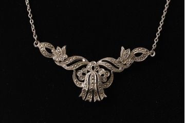ヴィンテージアクセサリー　気品漂うクラシカルなネックレス(ペンダント、ビンテージ)(R-042921)