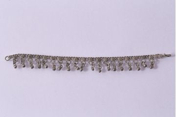 ヴィンテージアクセサリー　ヨーロッパ製　揺れるパーツがおしゃれなビンテージブレスレット(R-042923)
