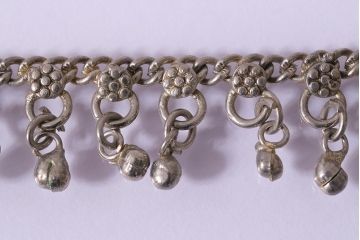 ヴィンテージアクセサリー　ヨーロッパ製　揺れるパーツがおしゃれなビンテージブレスレット(R-042923)