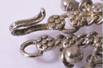 ヴィンテージアクセサリー　ヨーロッパ製　揺れるパーツがおしゃれなビンテージブレスレット(R-042923)