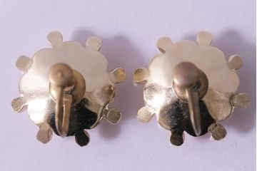 ビンテージアクセサリー　日本製　きらきらと輝く花モチーフのヴィンテージイヤリング(R-042925)