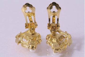 ビンテージアクセサリー　日本製　イミテーションパールが上品なリーフモチーフのイヤリング(R-042926)