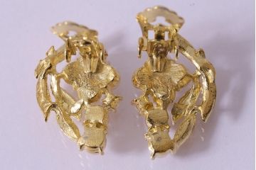 ビンテージアクセサリー　日本製　イミテーションパールが上品なリーフモチーフのイヤリング(R-042926)