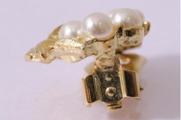 ビンテージアクセサリー　日本製　イミテーションパールが上品なリーフモチーフのイヤリング(R-042926)